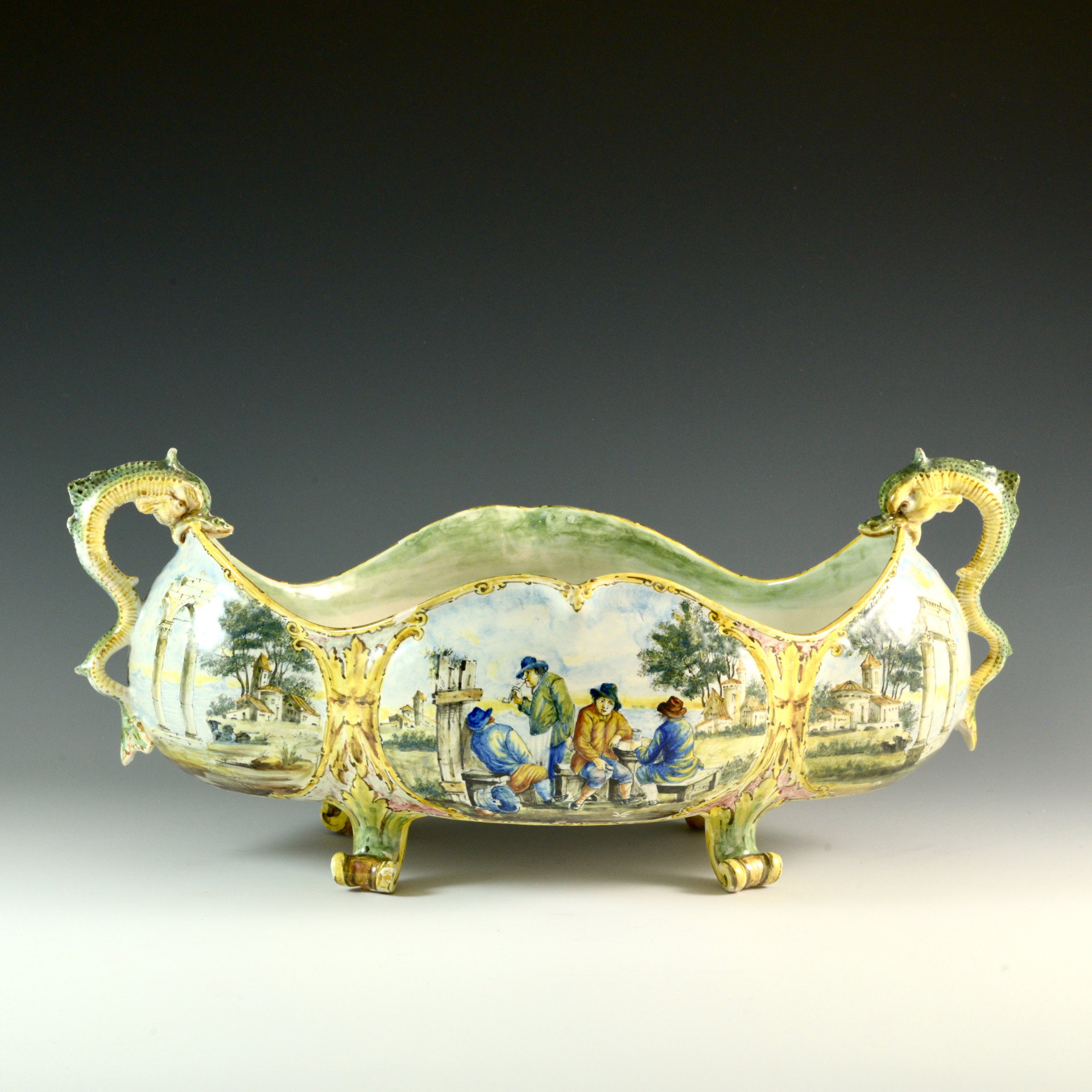 Centre de table avec anses en forme de poissons et décor de paysages avec scène flamande - Manufacture Minghetti, fin du XIXe siècle